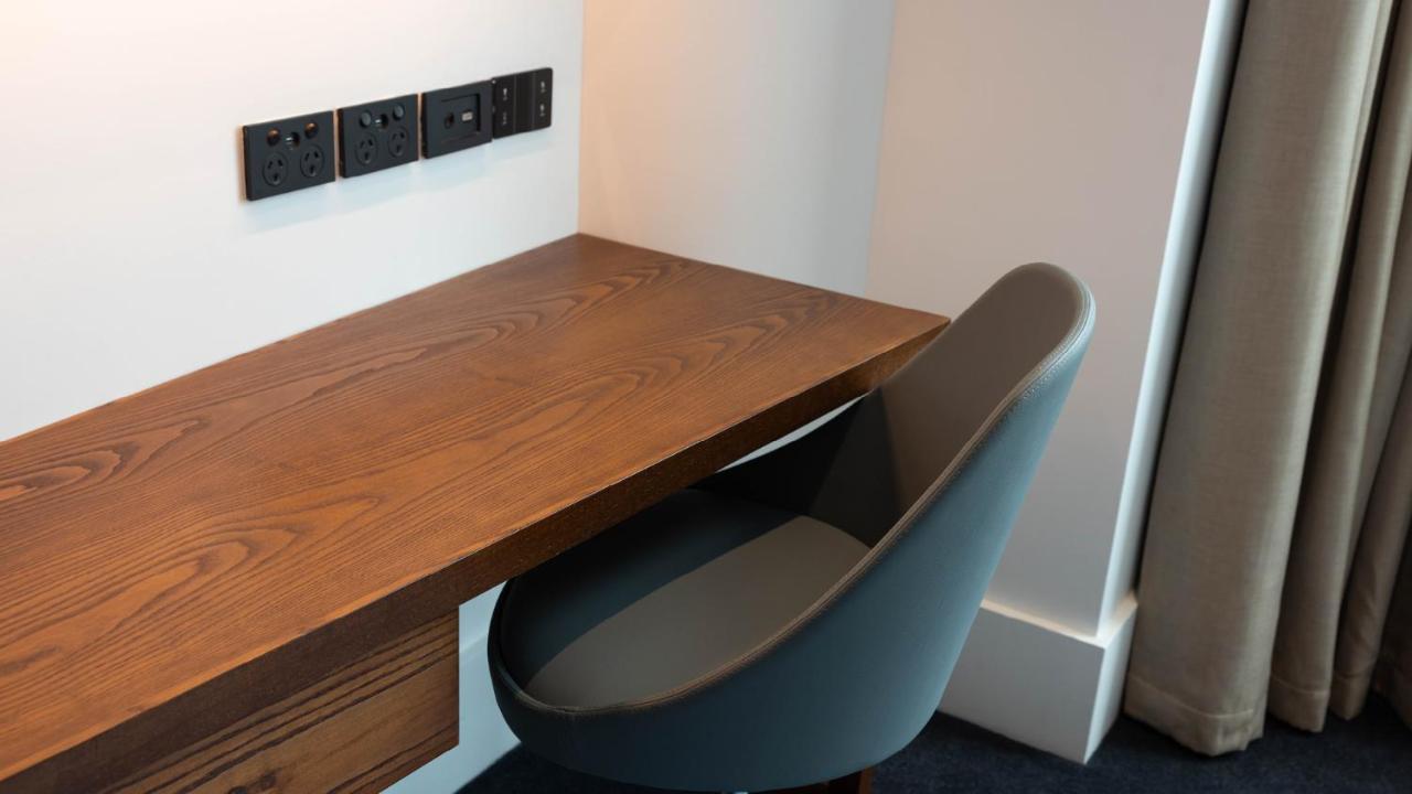 Horizon By Skycity أوكلاند المظهر الخارجي الصورة A desk in a hotel room