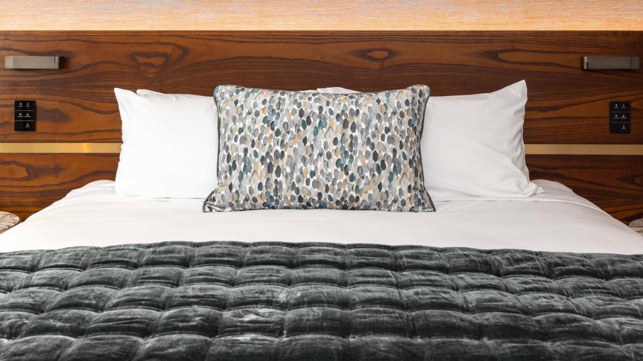 Horizon By Skycity أوكلاند المظهر الخارجي الصورة A decorative pillow on a bed