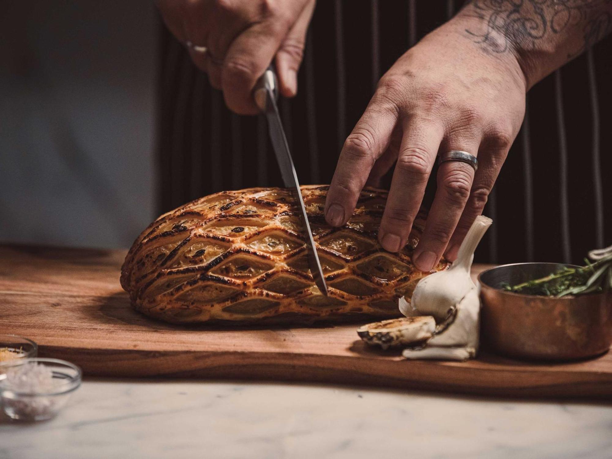 Horizon By Skycity أوكلاند المظهر الخارجي الصورة Chef preparing a whole roasted suckling pig