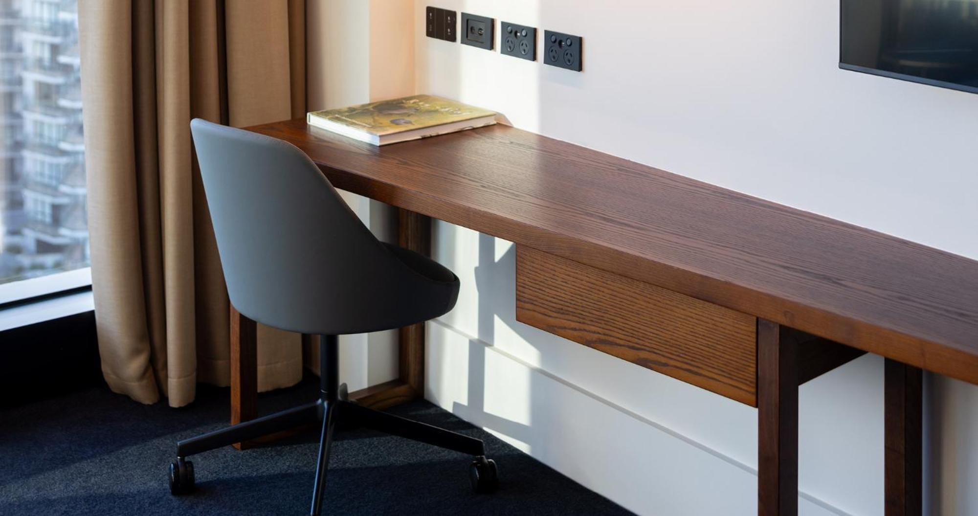 Horizon By Skycity أوكلاند المظهر الخارجي الصورة A desk and chair